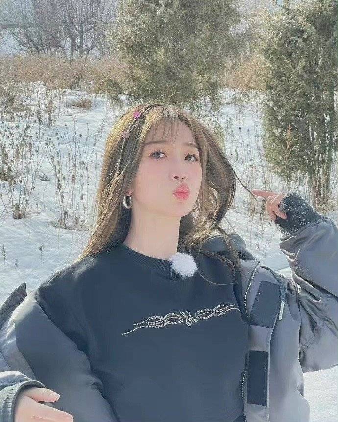 组图：虞书欣晒雪地美照 笑容甜美鬼马可爱_3