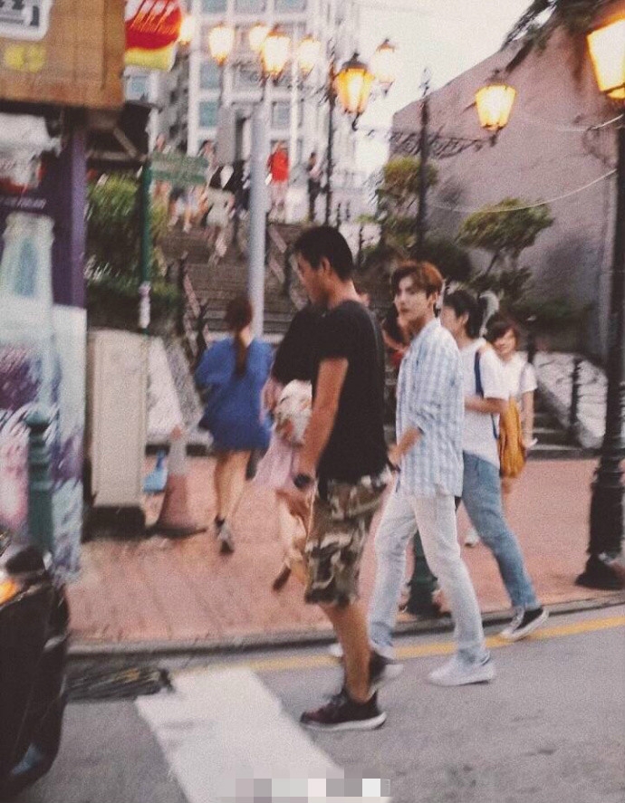 组图:网友澳门街头偶遇鹿晗 日漫风少年帅气迷
