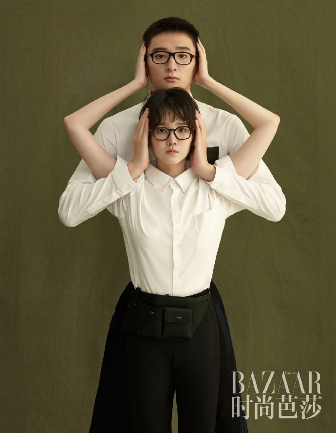 组图:于小彤陈小纭合体拍杂志 背靠背穿一件衣服似连体儿动作同步