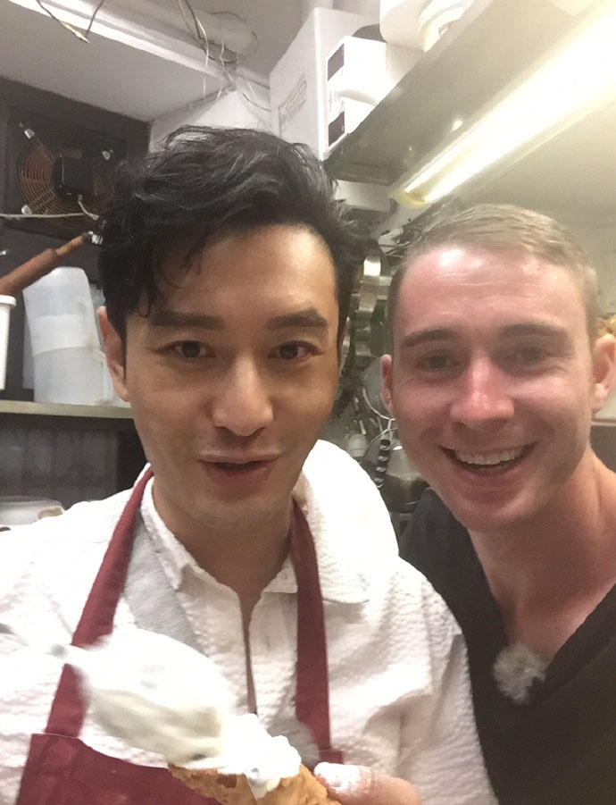 【奇趣网】感情深!中餐厅原老板晒与黄晓明王俊凯合照直言想念众人