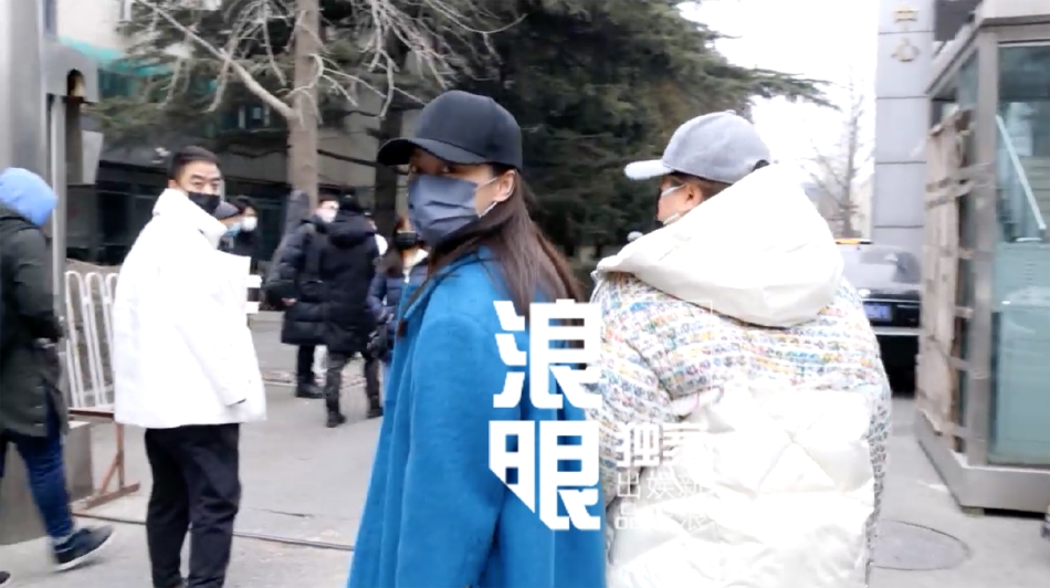 组图：2022央视春晚第一次联排 李宇春王源朱一龙等寒风中现身_2