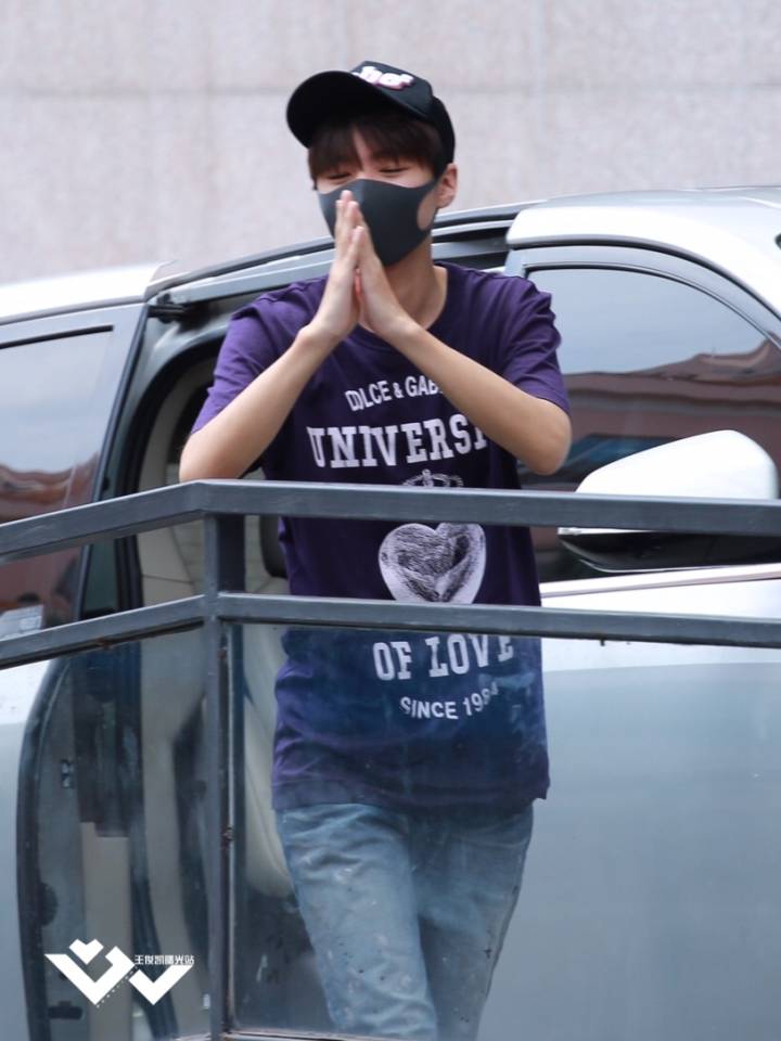 双手合十打招呼可以吗 r4Ps-hfvkitx0173021.jpg