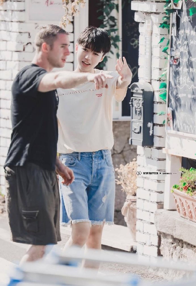 【奇趣网】感情深!中餐厅原老板晒与黄晓明王俊凯合照直言想念众人