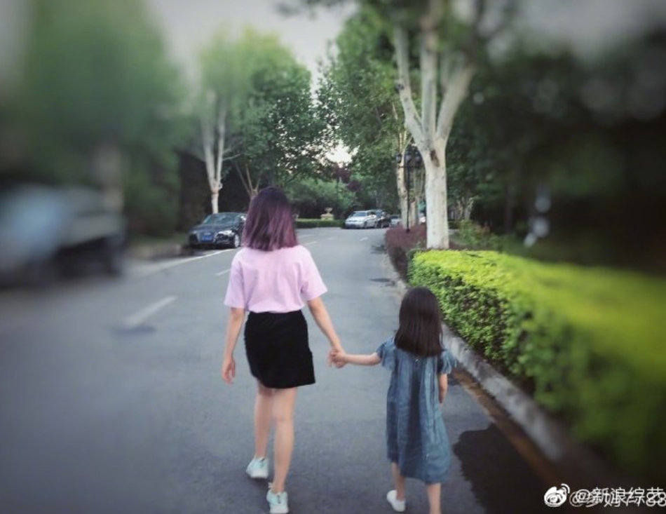 组图：黄磊大女儿多多近照曝光 解锁蓝黑新发色时尚大胆