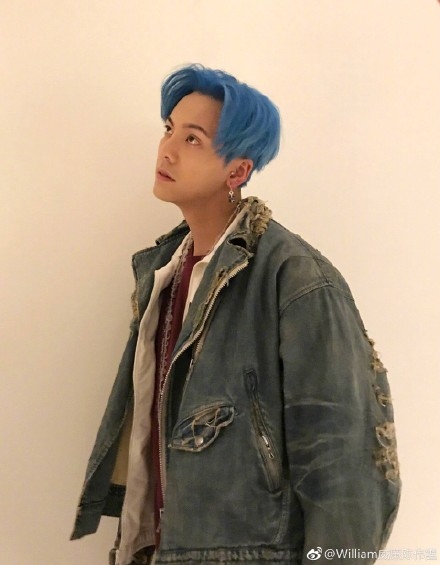 组图:蓝灰粉发全都hold住!陈伟霆频换发色玩转时尚