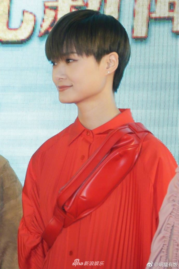 组图:李宇春红色裙装搭配红色细高跟 优雅自信气质好