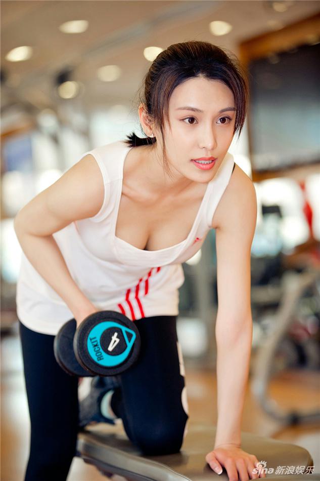 韩丹彤的一组健身房美照帮 韩丹彤运动风写真