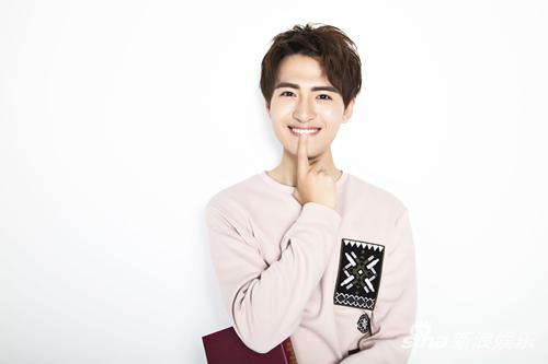 近日,演员王成一组写真出炉.