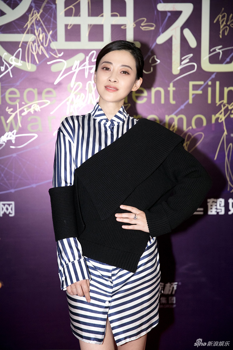 幸福洋溢!梅婷亮相“鸽子蛋”婚戒抢镜(组图)