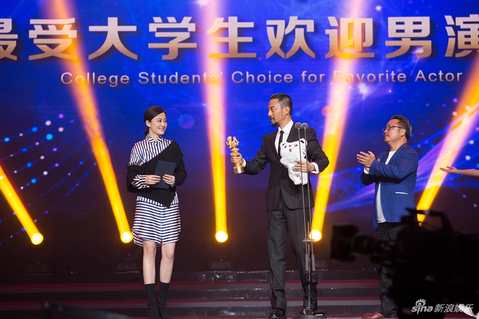 幸福洋溢!梅婷亮相“鸽子蛋”婚戒抢镜(组图)