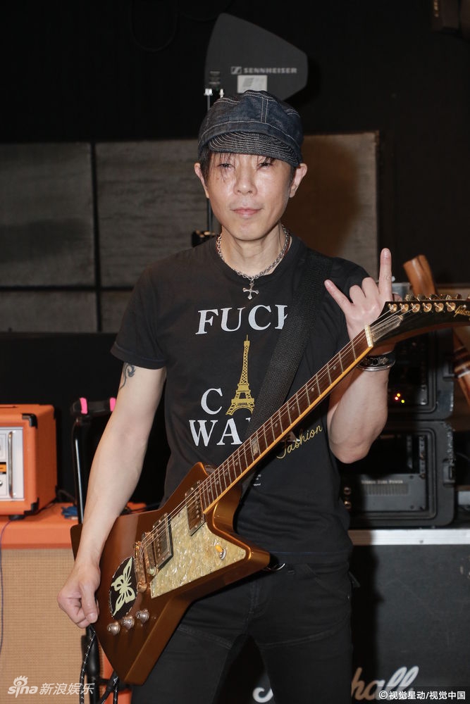组图:黄贯中与kolor合开音乐会 贝斯炫技挥臂比rock