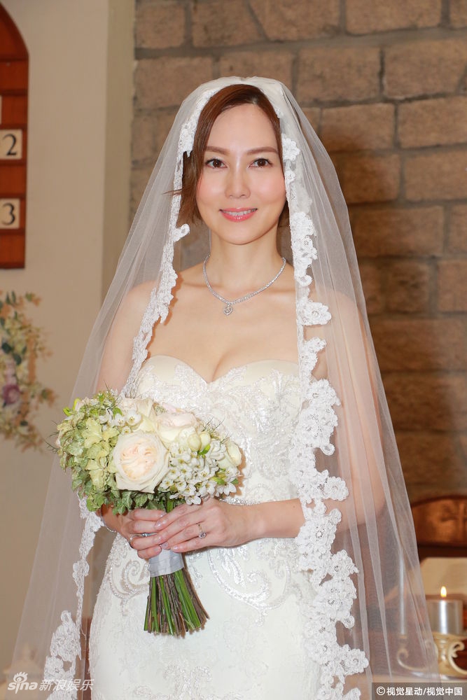 低胸婚纱新娘_新娘婚礼低胸婚纱照片