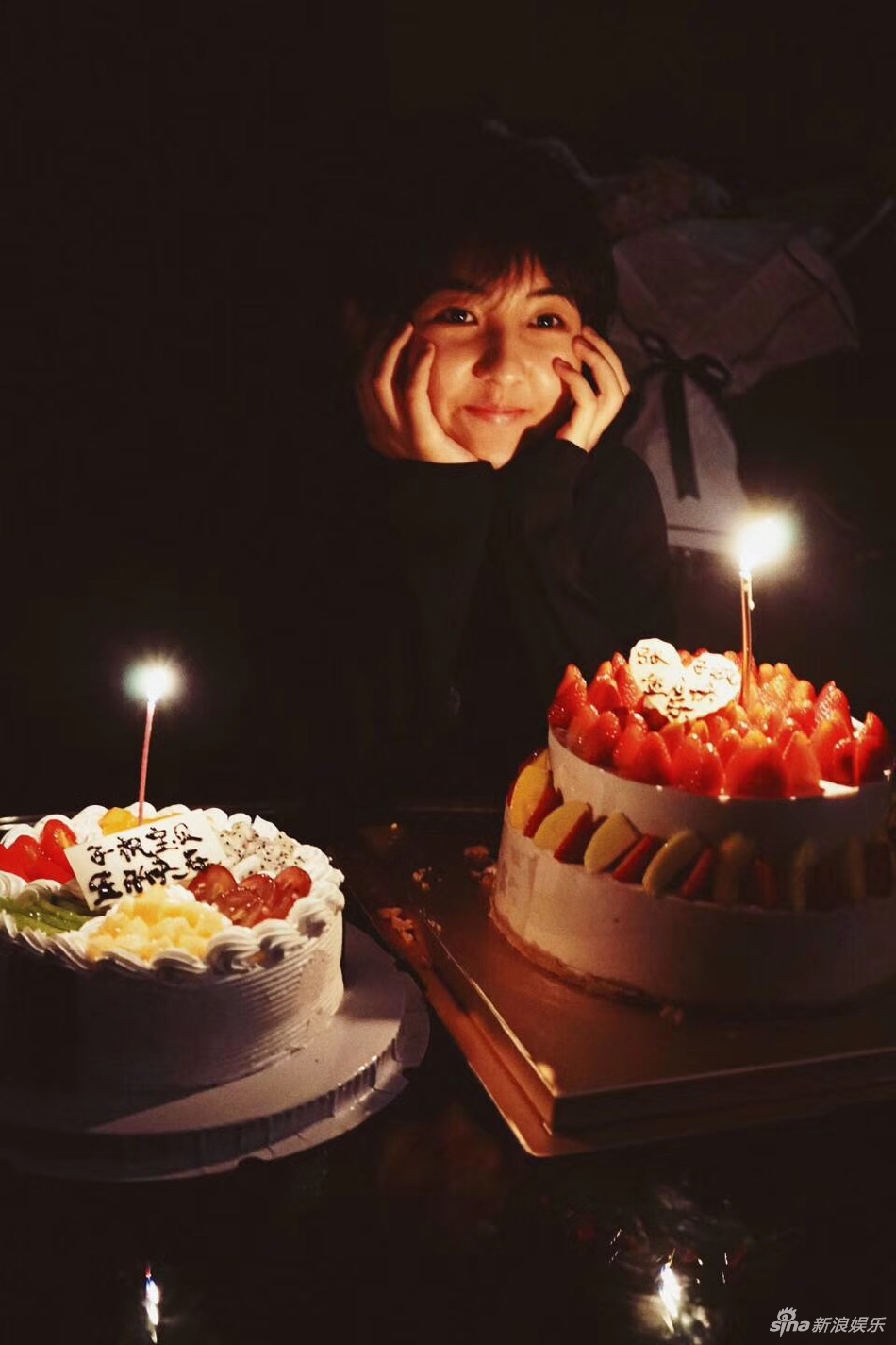 张子枫在剧组庆祝16岁生日 花季少女大口吃蛋糕