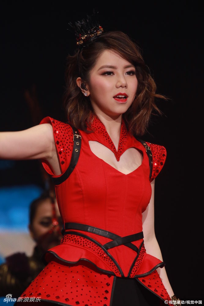queen of hearts 世界巡回演唱会香港站尾常邓紫棋连换n套造型,性感