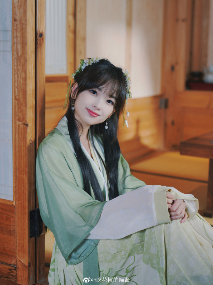 组图：王冰冰古装随拍清新淡雅 置身江南茶园仙气飘飘