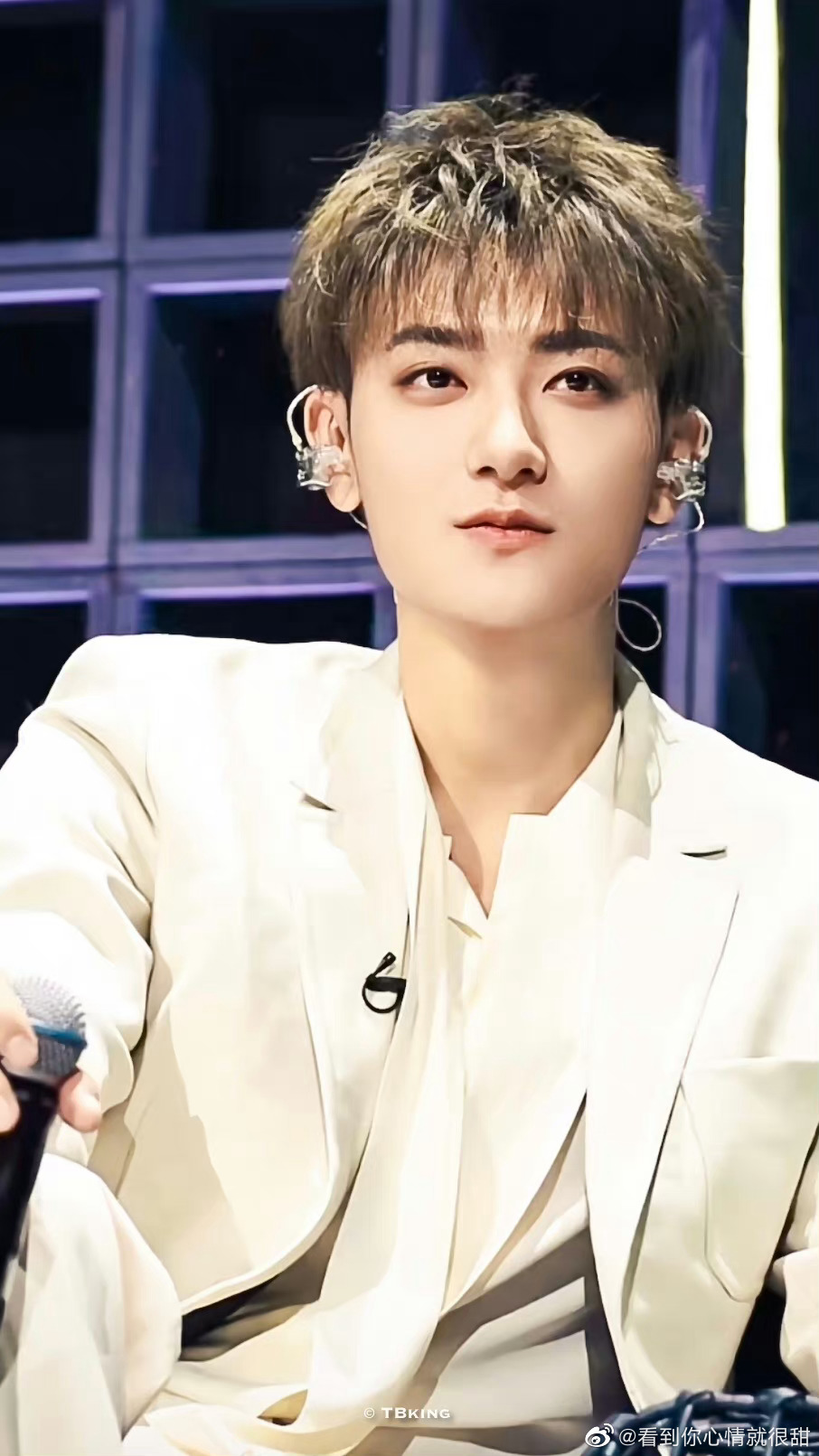 黄子韬点赞鹿晗彩虹头发型 兄弟情谊好深！