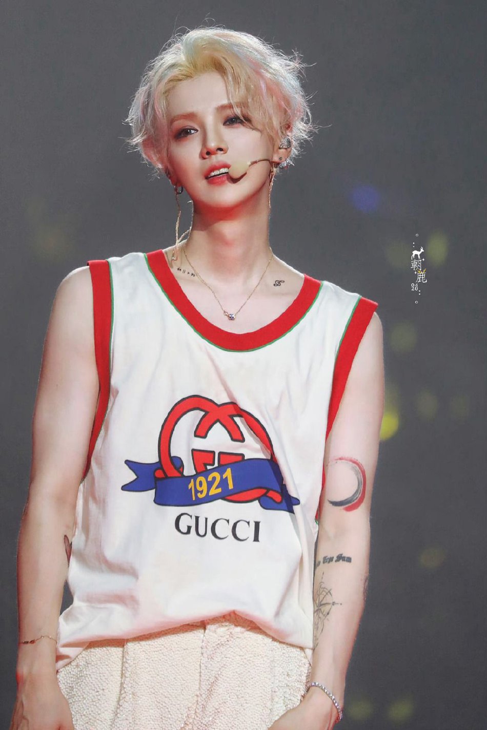 黄子韬点赞鹿晗彩虹头发型 兄弟情谊好深！