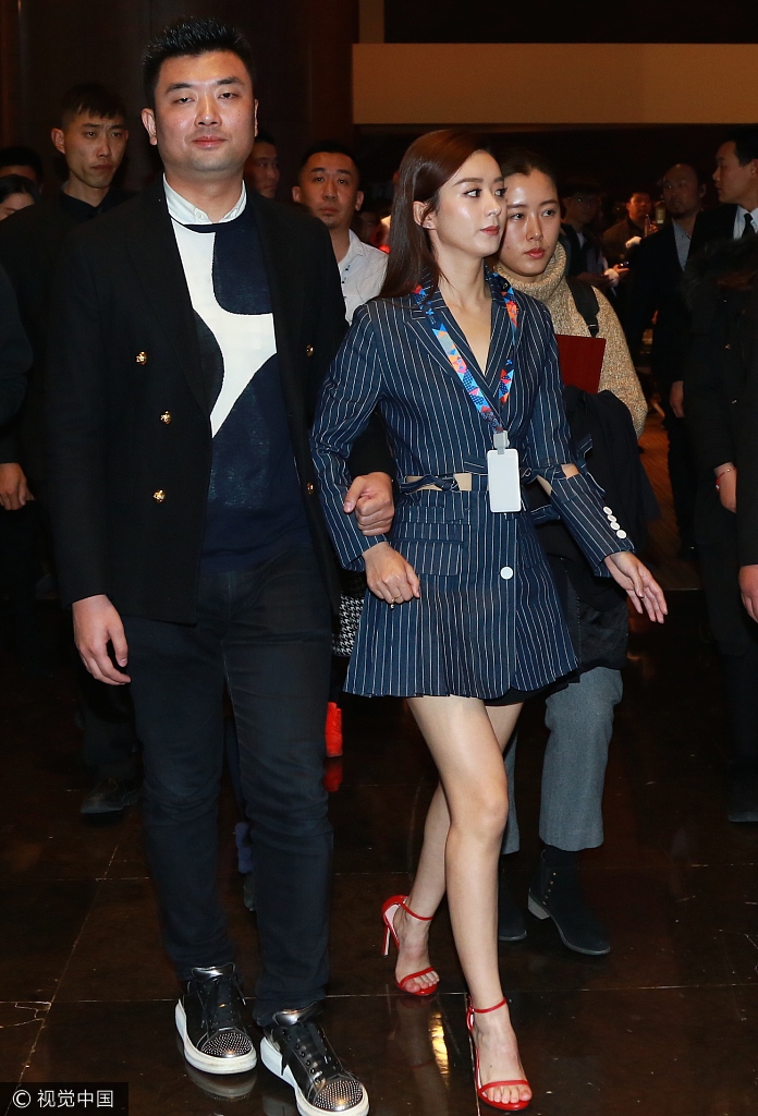 组图:赵丽颖穿西服裙秀白皙美腿 获众黑衣人护驾排场大