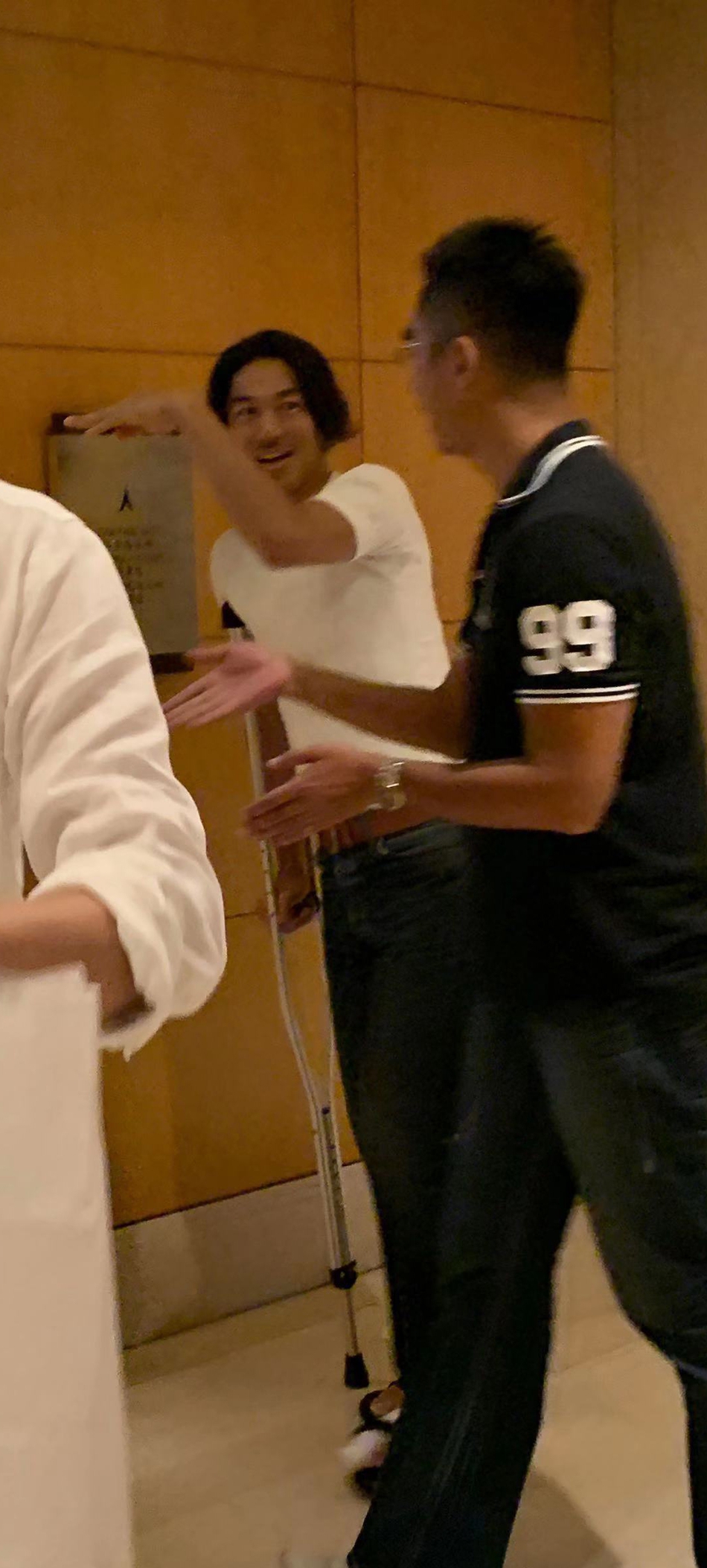 林志玲婚后与老公罕见合体 Akira拄拐杖热聊疑似受伤