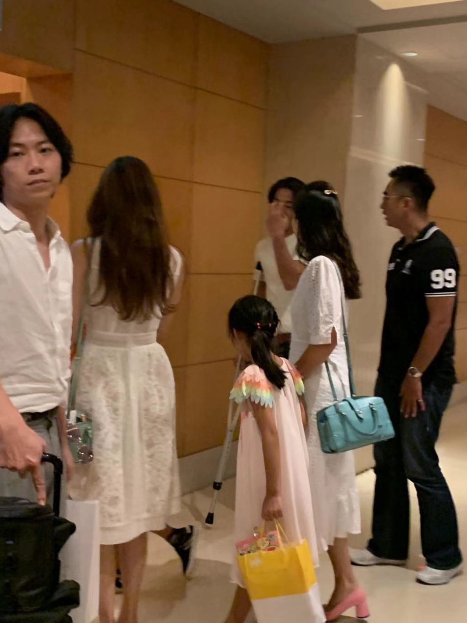 林志玲婚后与老公罕见合体 Akira拄拐杖热聊疑似受伤