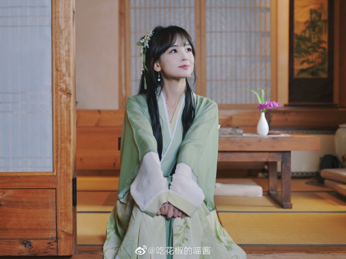 组图：王冰冰古装随拍清新淡雅 置身江南茶园仙气飘飘