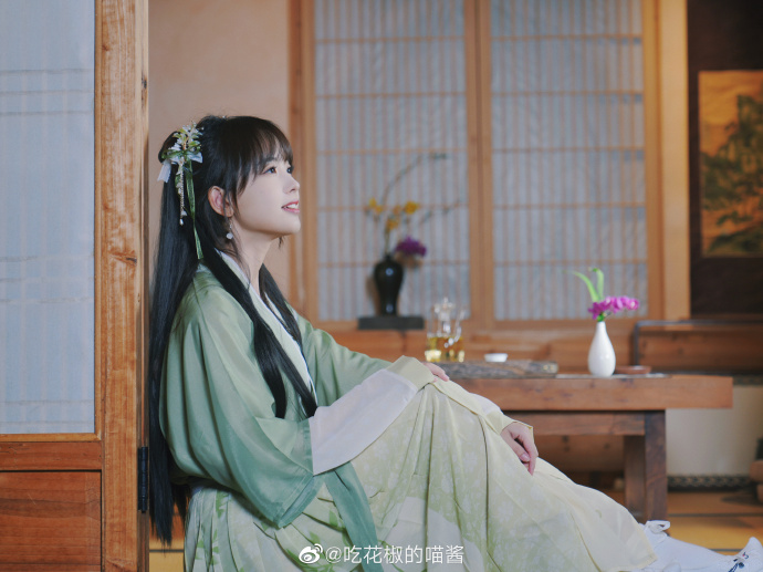 组图：王冰冰古装随拍清新淡雅 置身江南茶园仙气飘飘