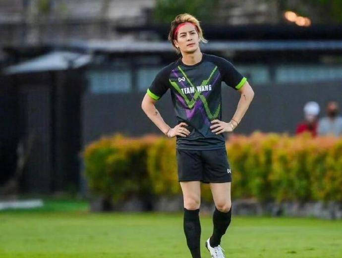 踢足球要穿对方的球衣吗,踢足球要穿对方的球衣吗女生
