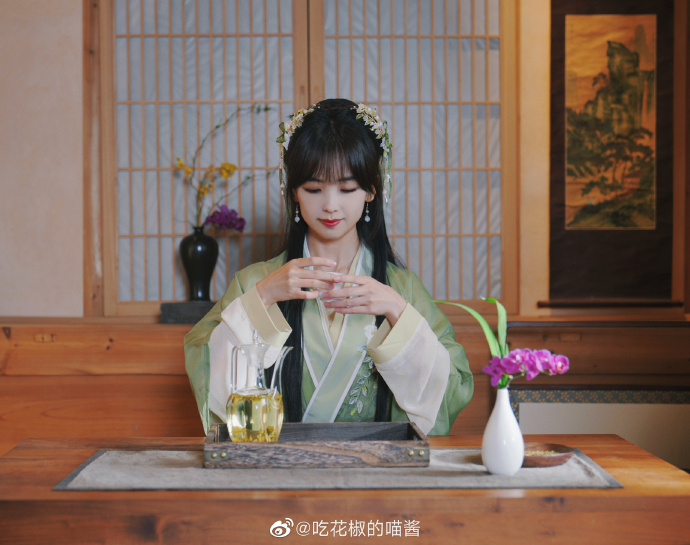 组图：王冰冰古装随拍清新淡雅 置身江南茶园仙气飘飘