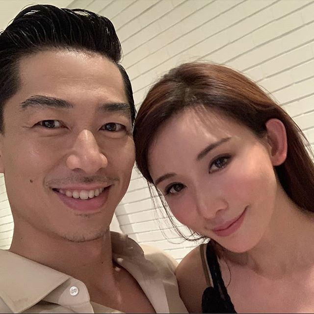 林志玲婚后与老公罕见合体 Akira拄拐杖热聊疑似受伤