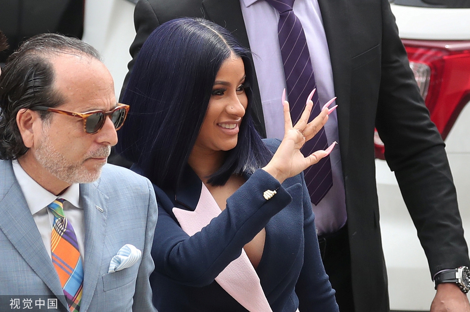 组图：Cardi B卷入打小三斗殴纠纷出席庭审 挥手灿笑美甲夸张