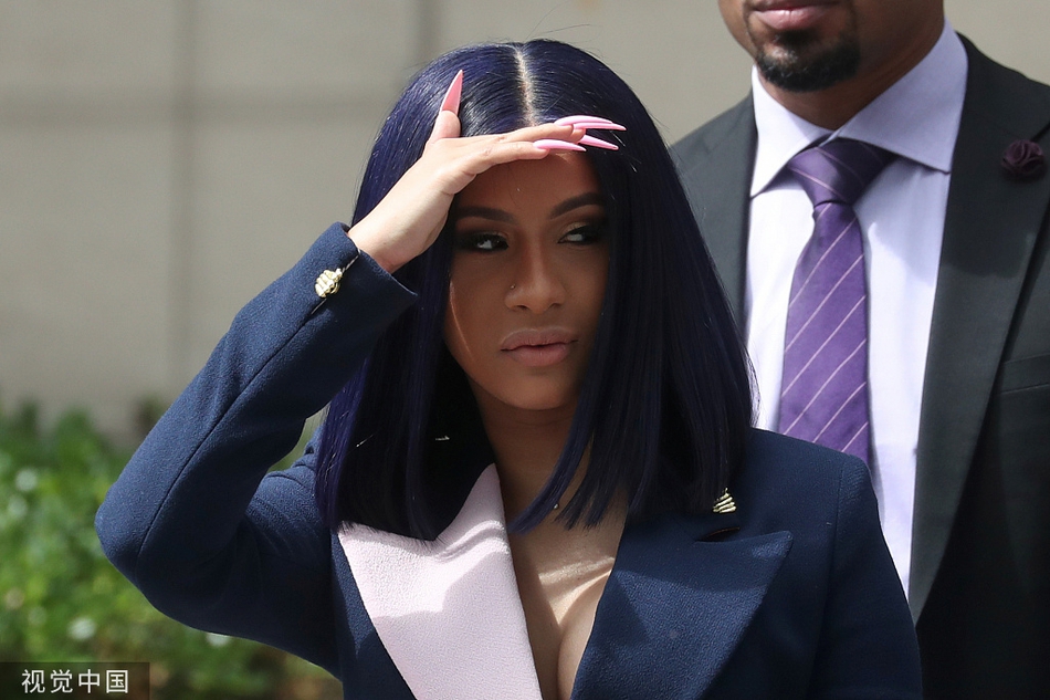 组图：Cardi B卷入打小三斗殴纠纷出席庭审 挥手灿笑美甲夸张