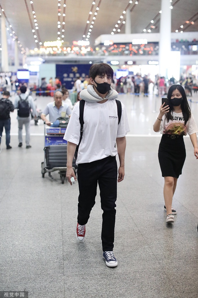 组图： 张远戴U型枕背双肩包Q萌可爱 伸“尔康手”秒变drama男孩
