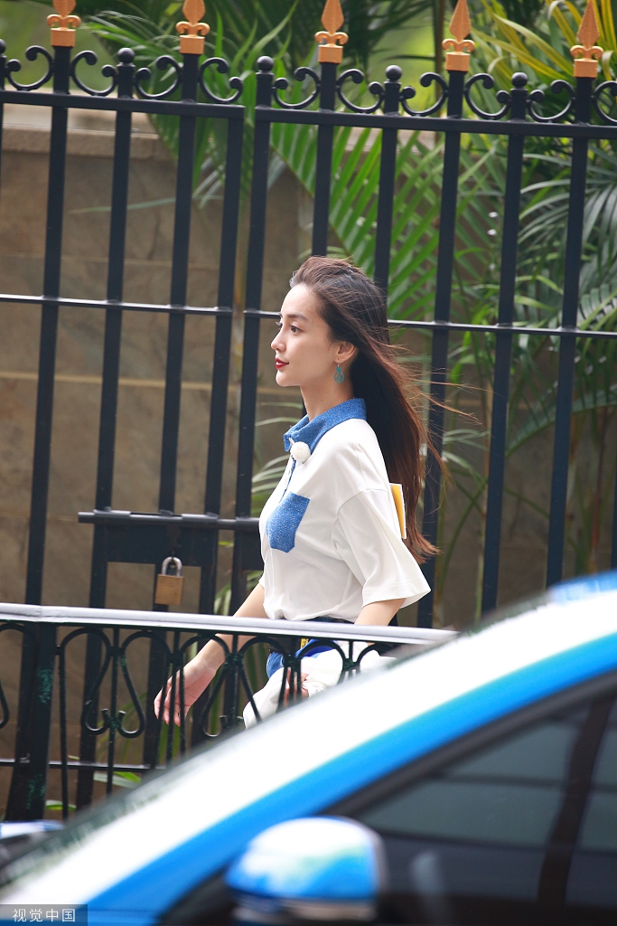 组图：Angelababy录节目生图曝光 长发飘飘红唇娇艳频挥手笑容甜