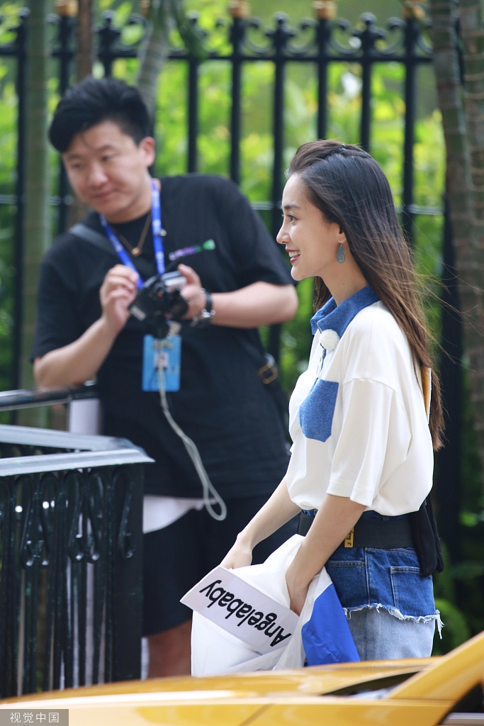 组图：Angelababy录节目生图曝光 长发飘飘红唇娇艳频挥手笑容甜