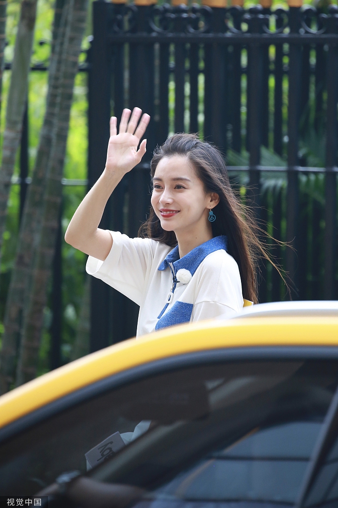 组图：Angelababy录节目生图曝光 长发飘飘红唇娇艳频挥手笑容甜