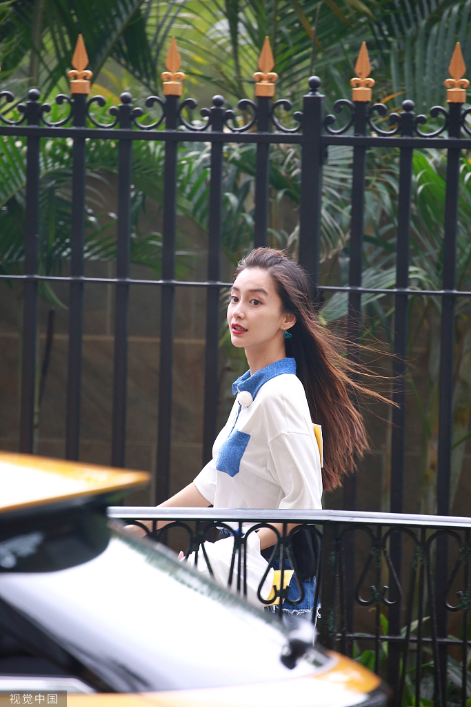 组图：Angelababy录节目生图曝光 长发飘飘红唇娇艳频挥手笑容甜