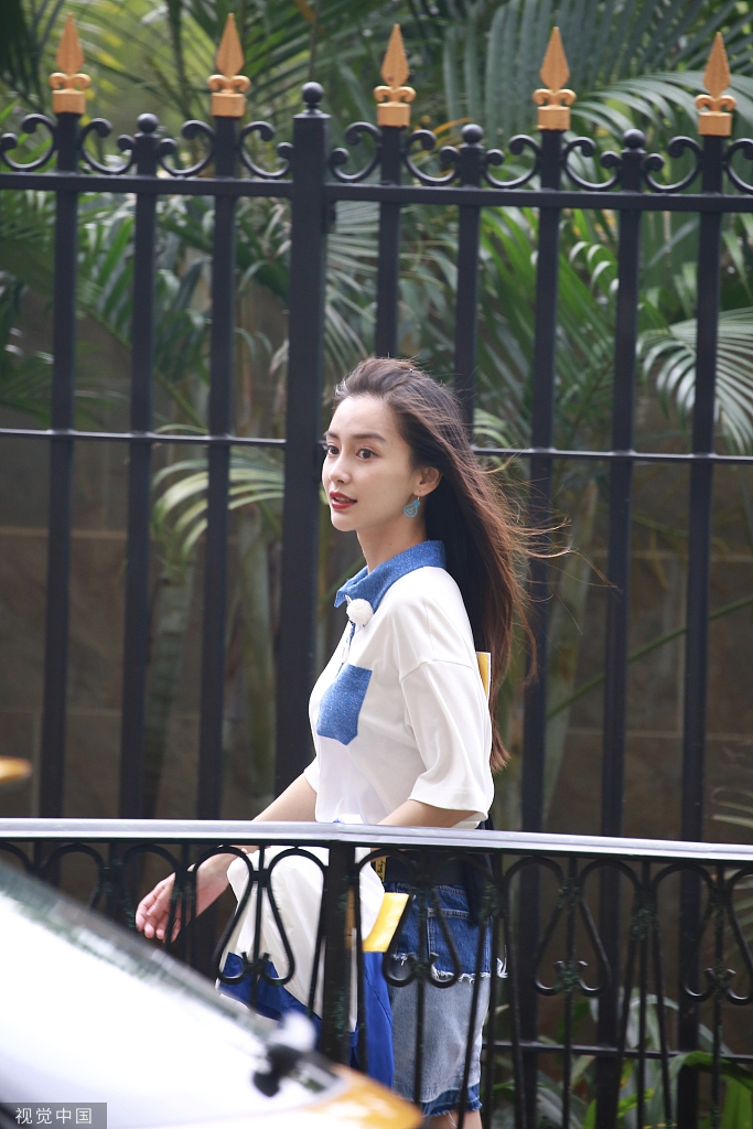 组图：Angelababy录节目生图曝光 长发飘飘红唇娇艳频挥手笑容甜