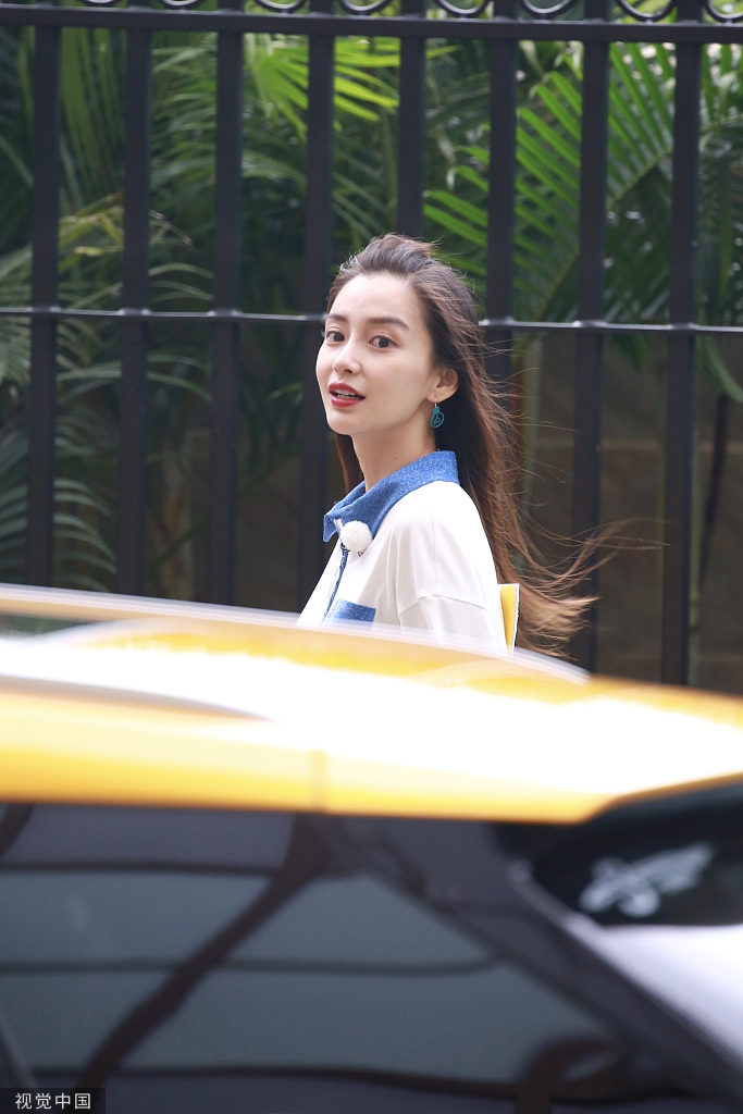 组图：Angelababy录节目生图曝光 长发飘飘红唇娇艳频挥手笑容甜