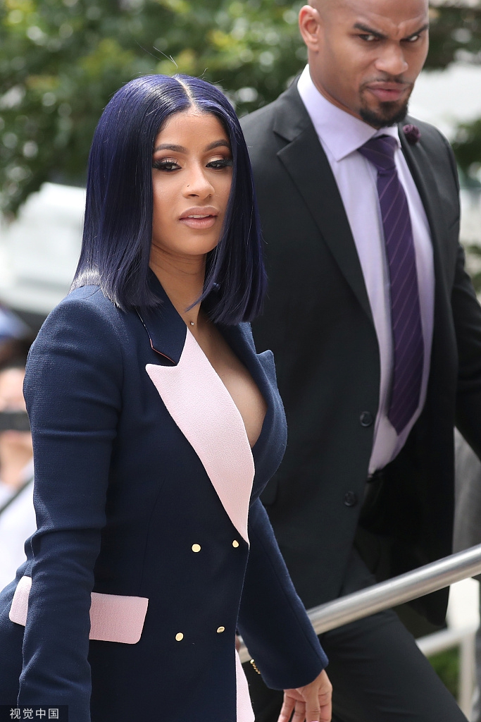 组图：Cardi B卷入打小三斗殴纠纷出席庭审 挥手灿笑美甲夸张