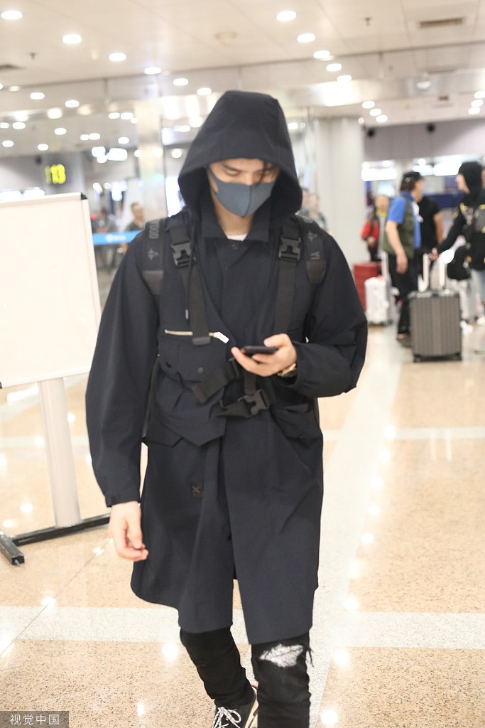 风衣口罩_戴口罩的男生头像动漫