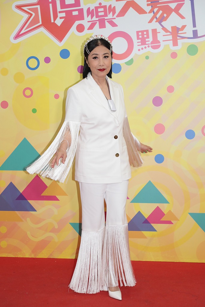 汪明荃穿白西装单手叉腰尽显女王气质_高清图集_新浪网