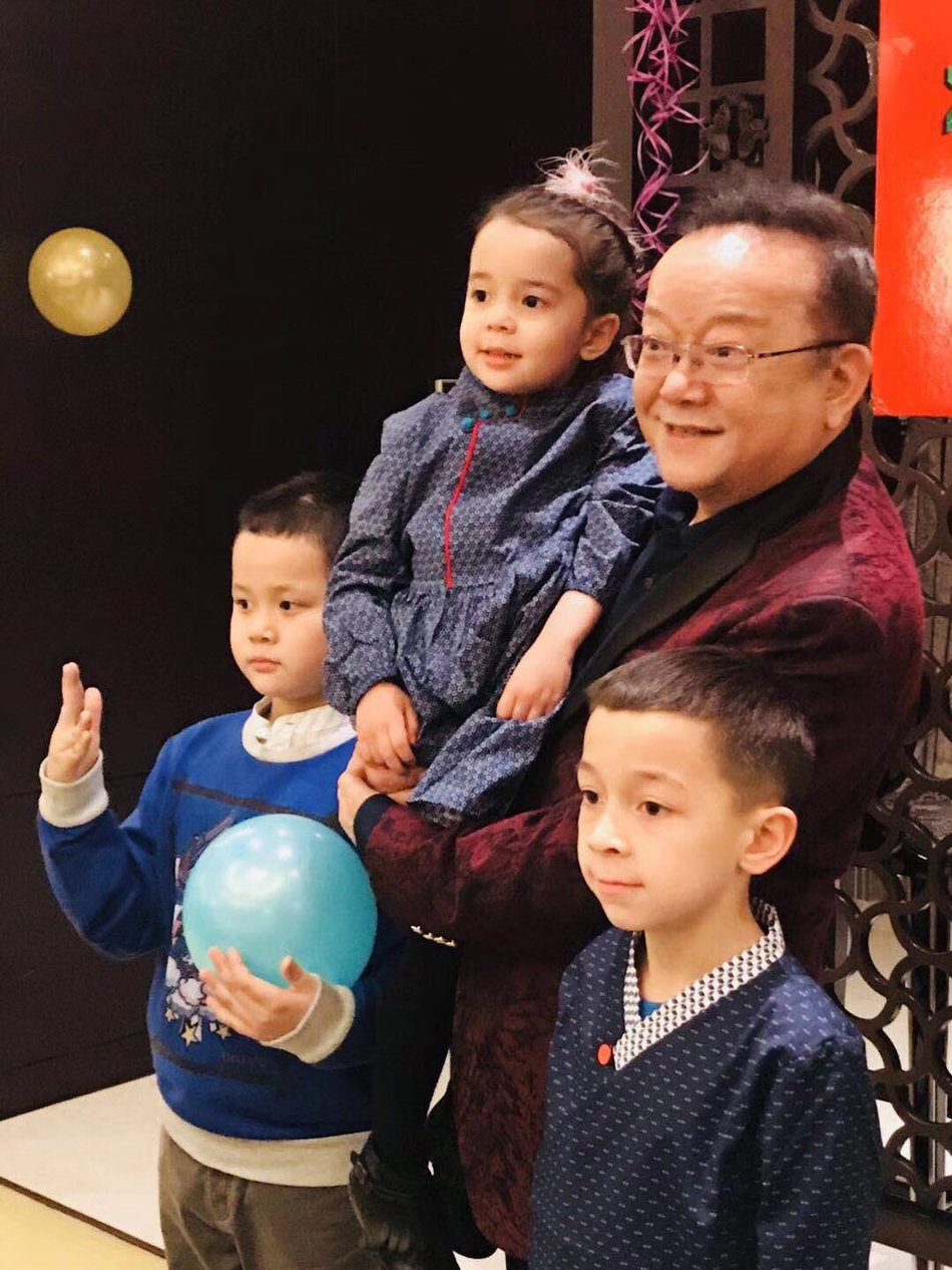 组图：70岁王刚子孙满堂 身旁孙子与10岁儿子丁丁同岁