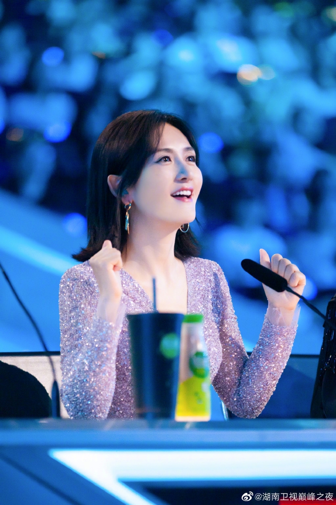 组图：谢娜着淡紫色连衣裙展辣妈曲线 笑容满分秒成星星眼