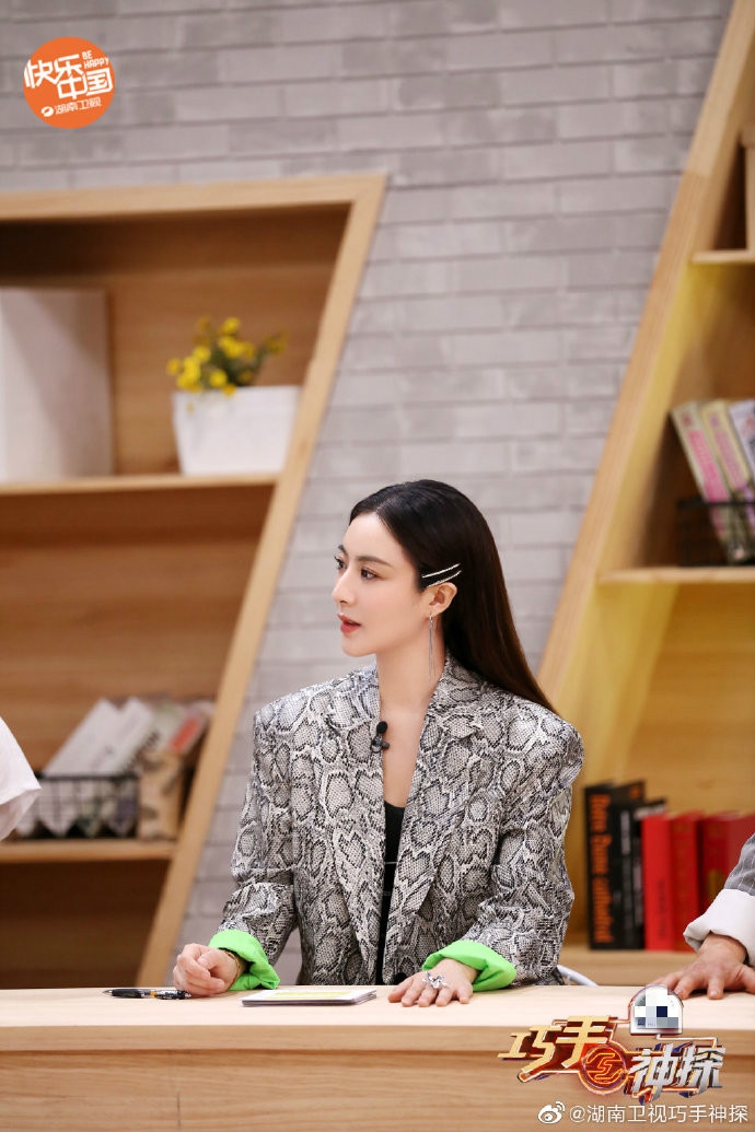 组图:薇娅身穿蛇皮西装时尚大胆 长发散落知性干练笑容甜美