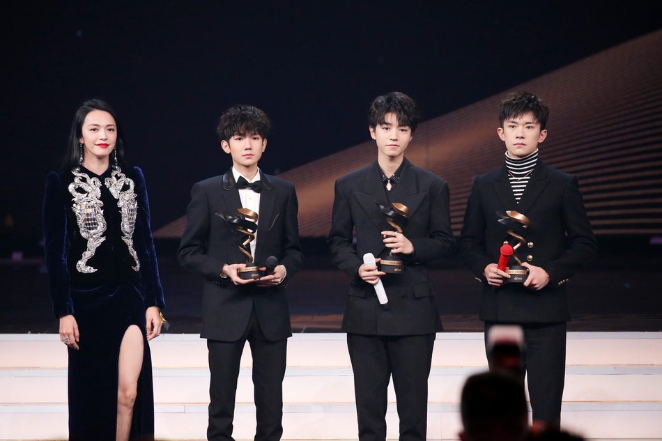 组图：李冰冰李宇春张艺谋等获微博之夜荣誉 周星驰送惊喜大礼