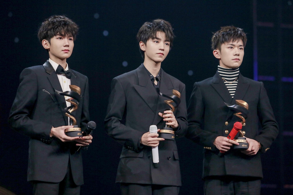 组图：李冰冰李宇春张艺谋等获微博之夜荣誉 周星驰送惊喜大礼