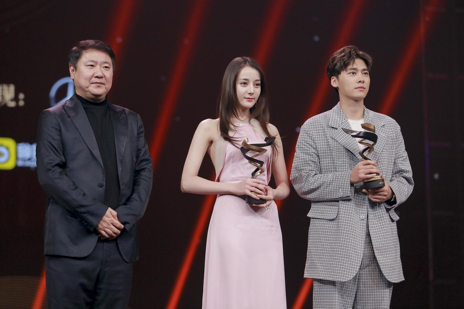 组图：李冰冰李宇春张艺谋等获微博之夜荣誉 周星驰送惊喜大礼