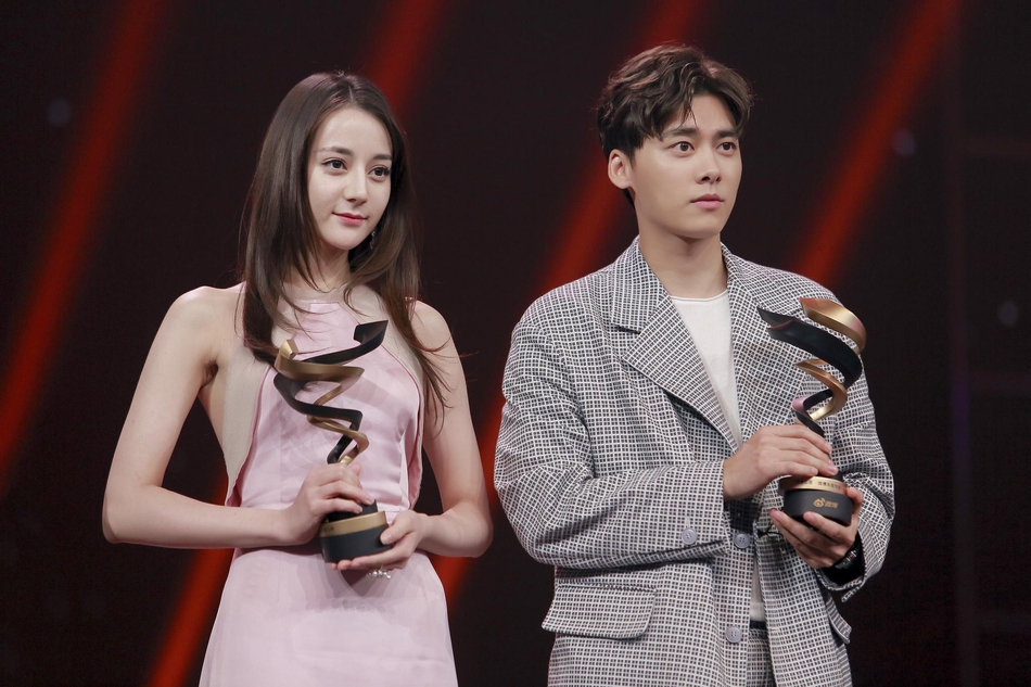 组图：李冰冰李宇春张艺谋等获微博之夜荣誉 周星驰送惊喜大礼