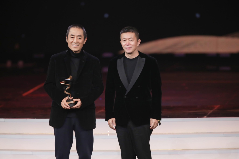 组图：李冰冰李宇春张艺谋等获微博之夜荣誉 周星驰送惊喜大礼