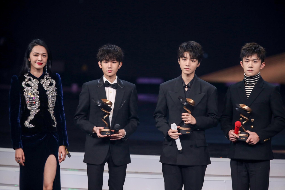 组图：李冰冰李宇春张艺谋等获微博之夜荣誉 周星驰送惊喜大礼